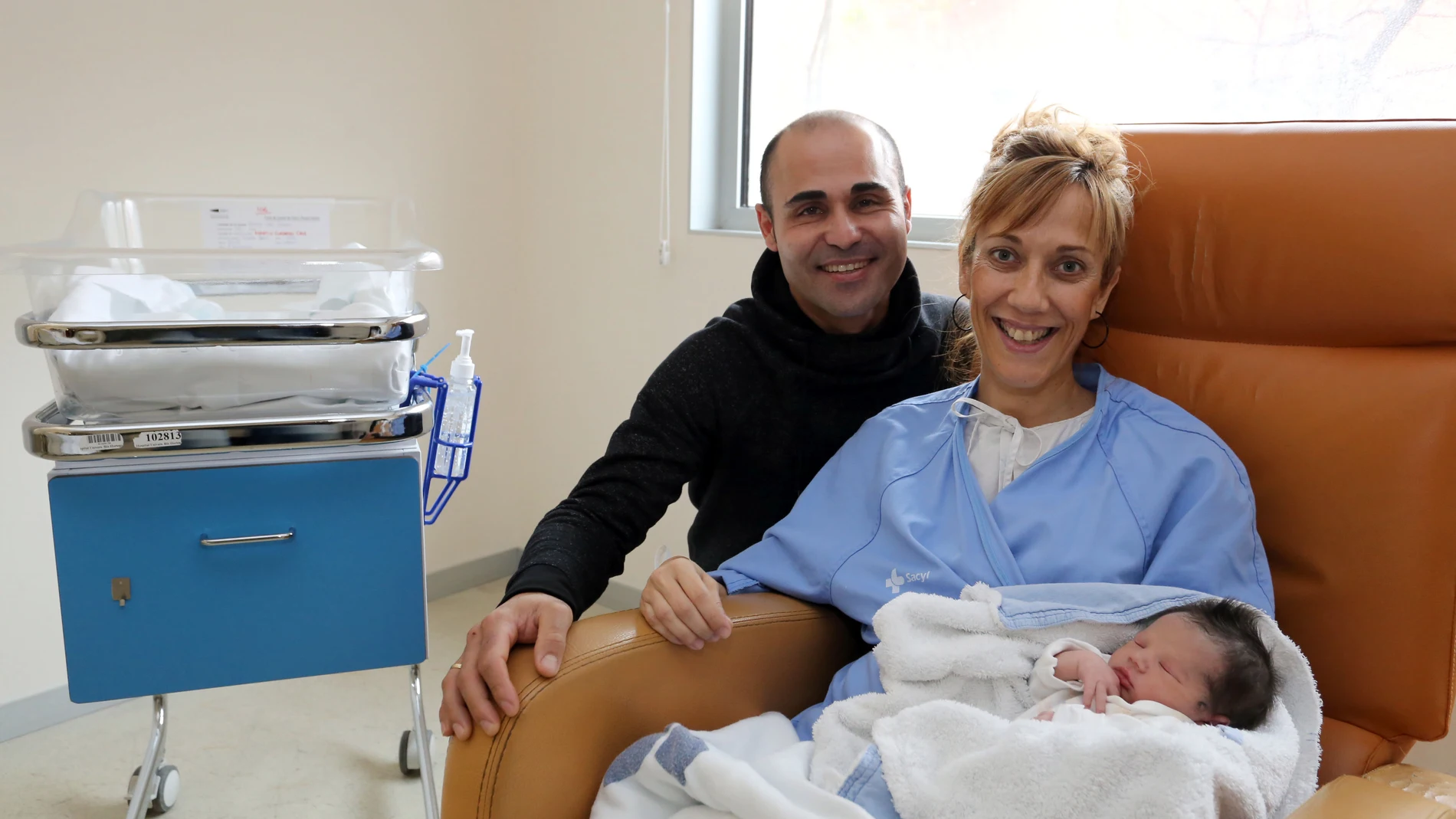 Juan Cuadrado y Beatriz Cruz, padres de un niño de 2,6 kilos llamado Martín, que ha sido el primer bebé del año nacido en Valladolid
