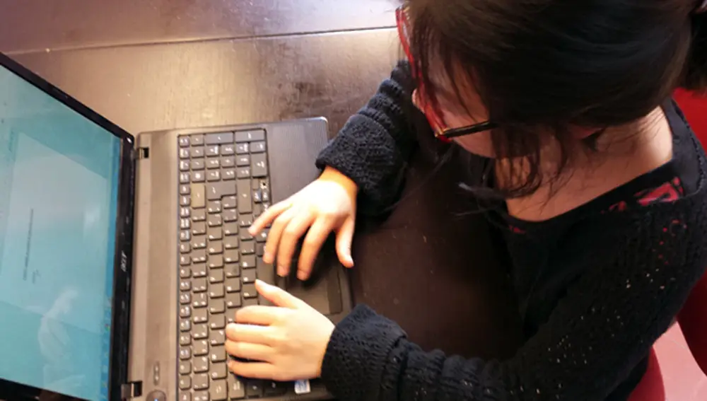 El 92,8% de las mujeres emplean internet al menos una vez a la semana
