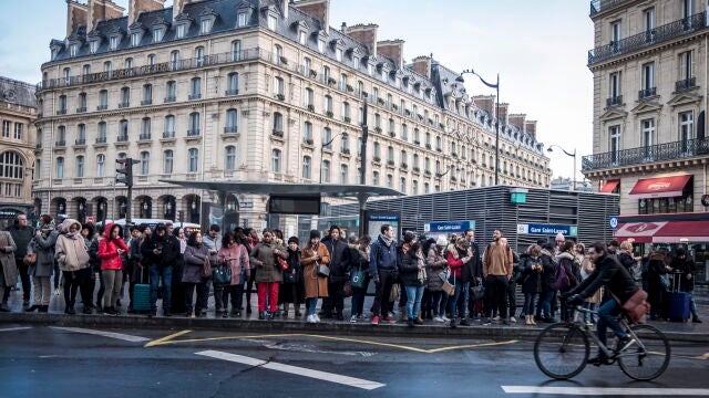 Gente esperando junto a la estación de Saint Lazare en París durante la huelga por la reforma de las pensiones