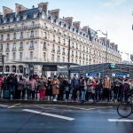 Gente esperando junto a la estación de Saint Lazare en París durante la huelga por la reforma de las pensiones