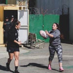 Patricia García juega al rugby con una reclusa de una cárcel de Chile