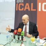 El consejero de Agricultura, Ganadería y Desarrollo Rural, Jesús Julio Carnero, durante «Los desayunos de Ical» con los periodistas Luis Miguel Torres y David Rodríguez