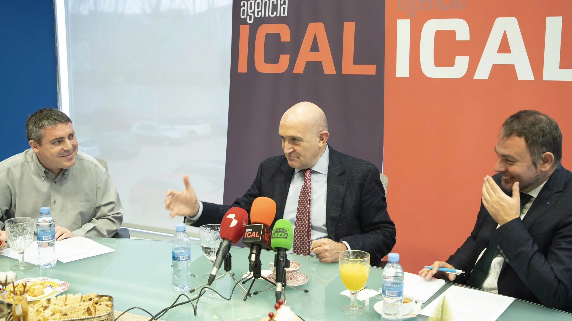 El consejero de Agricultura, Ganadería y Desarrollo Rural, Jesús Julio Carnero, durante «Los desayunos de Ical» con los periodistas Luis Miguel Torres y David Rodríguez