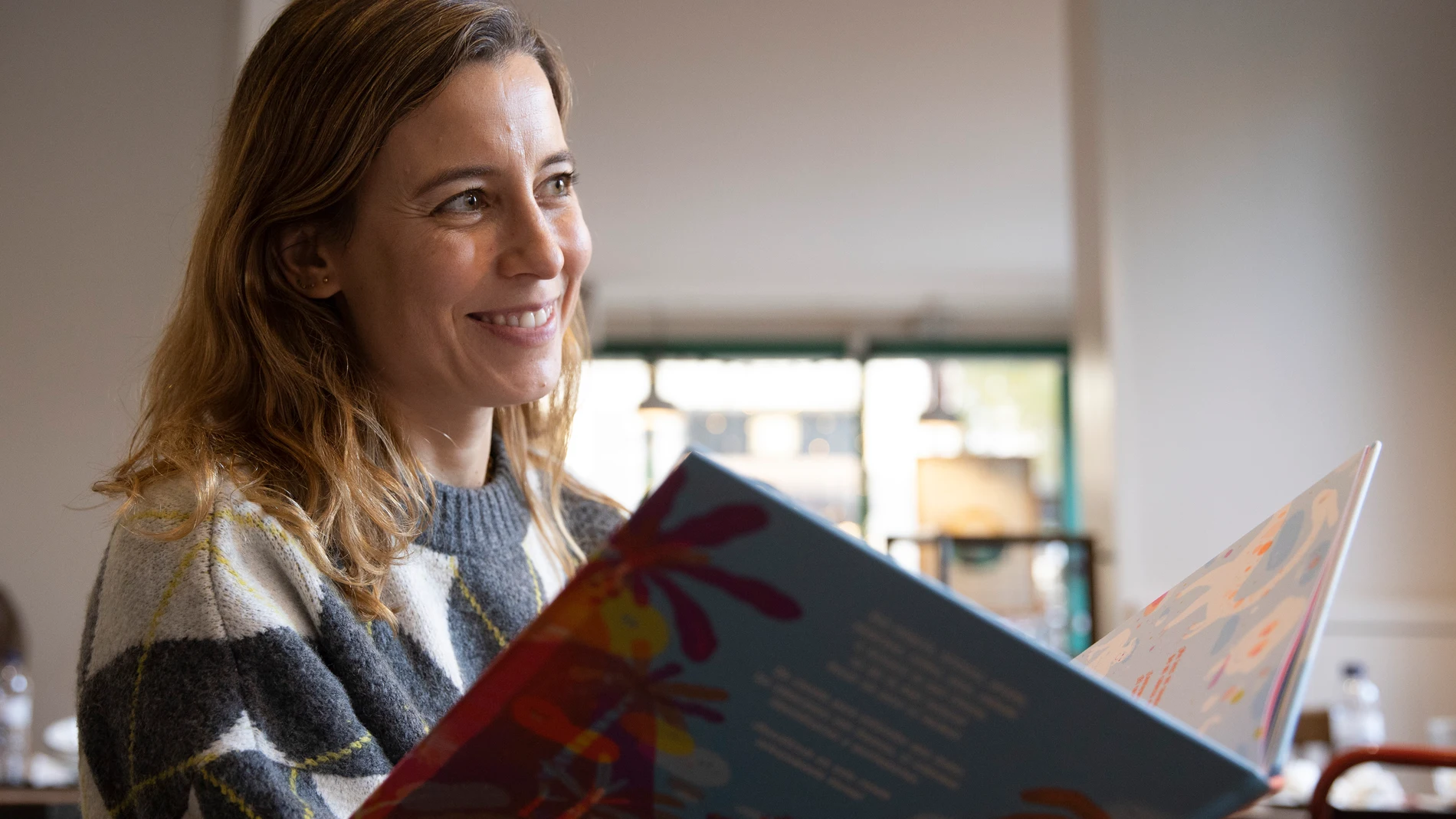 María Leach escribe este cuento ilustrado por Olga de Dios que ayuda a identificar las emociones a niños y adultos como herramienta para ser felices