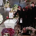 Marta Luisa de Noruega presencia cómo su hija mayor, Maud Angelica, deposita el retrato que esperaba entregar a su padre por Navidad en el féretro del escritor