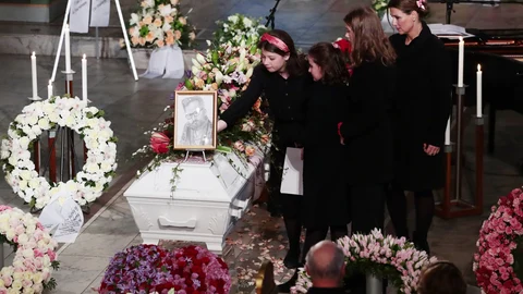 Marta Luisa de Noruega presencia cómo su hija mayor, Maud Angelica, deposita el retrato que esperaba entregar a su padre por Navidad en el féretro del escritor