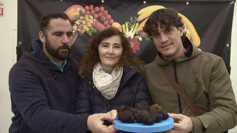 La gerente de la asociación de comerciantes del Mercado Sur, Adela Martín (C), el presidente de Atrubur, Rubén Heras (I), y el cocinero, Miguel Cobo (D), presentan la nueva imagen de la marca 'Trufa de Burgos'
