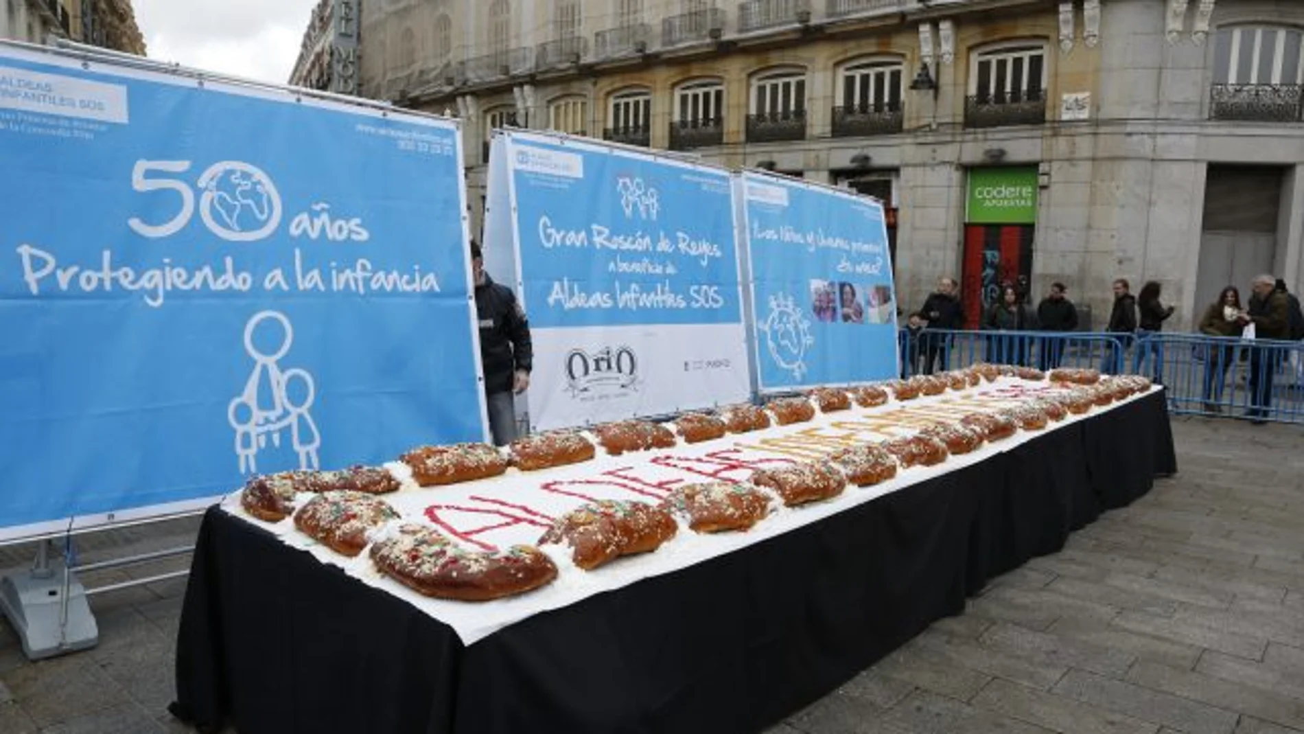 Aldeas Infantiles organiza un año más en la Puerta del Sol su tradicional roscón de Reyes