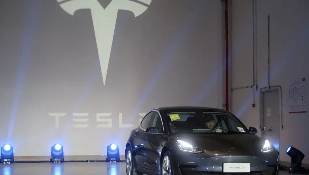 Uno de los Tesla Modelo 3 fabricado en China durante la ceremonia de entrega