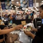 Una mujer paga sus compras el pasado 28 de diciembre en dólares, en un supermercado de Caracas