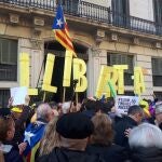 Concentración independentista ante la Jefatura de Policía en la Via Laietana