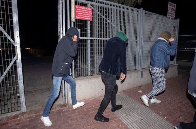 GRAF7241. MURCIA, 04/01/2020.- Los tres jóvenes afganos que fueron detenidos como presuntos autores de agredir sexualmente a tres hermanas estadounidenses la pasada Nochevieja en Murcia, salen corriendo de la Ciudad de la Justicia de Murcia esta noche tras quedar en libertad provisional sin fianza. EFE/Marcial Guillén
