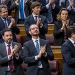 Javier Maroto aplaude la intervención de Pablo Casado entre los Diputados del Partido Popular.