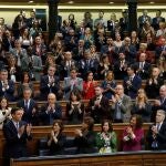 El candidato a la Presidencia del Gobierno, Pedro Sánchez (i), recibe el aplauso de sus compañeros de partido tras finalizar su discurso en el Congreso de los Diputados durante la primera jornada de la sesión de su investidura como presidente del Gobierno.