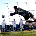 Éste es uno de los paradones decisivos que realizó Courtois en el Coliseum Alfonso Pérez el pasado sábado