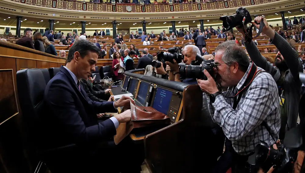 El candidato a la Presidencia del Gobierno, Pedro Sánchez, regresa en su escaño en el Congreso de los Diputados
