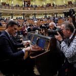 El candidato a la Presidencia del Gobierno, Pedro Sánchez, regresa en su escaño en el Congreso de los Diputados