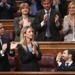 Los diputados del PP aplauden la intervención del presidente del Partido Popular, Pablo Casado (sentado) tras su intervención en la primera sesión del debate de investidura del candidato socialista a la Presidencia de Gobierno en la XIV Legislatura en Madrid