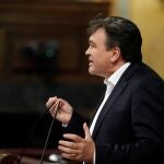 El diputado de Teruel Existe, Tomás Guitarte, durante su intervención ante el pleno del Congreso de los Diputados