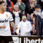 El jugador del Valencia Maxi, celebra el gol que marcó frente al Eibar