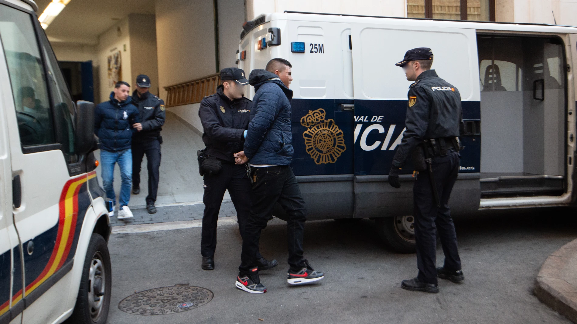 El presunto asesino del crimen de Nochevieja en las Atalayas y los presuntos violadores de Murcia abandonan la Jefatura de Policía