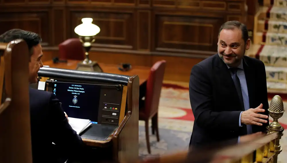 El candidato a la Presidencia del Gobierno, Pedro Sánchez, saluda al ministro de Fomento en funciones, José Luis Ábalos