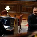 El candidato a la Presidencia del Gobierno, Pedro Sánchez, saluda al ministro de Fomento en funciones, José Luis Ábalos