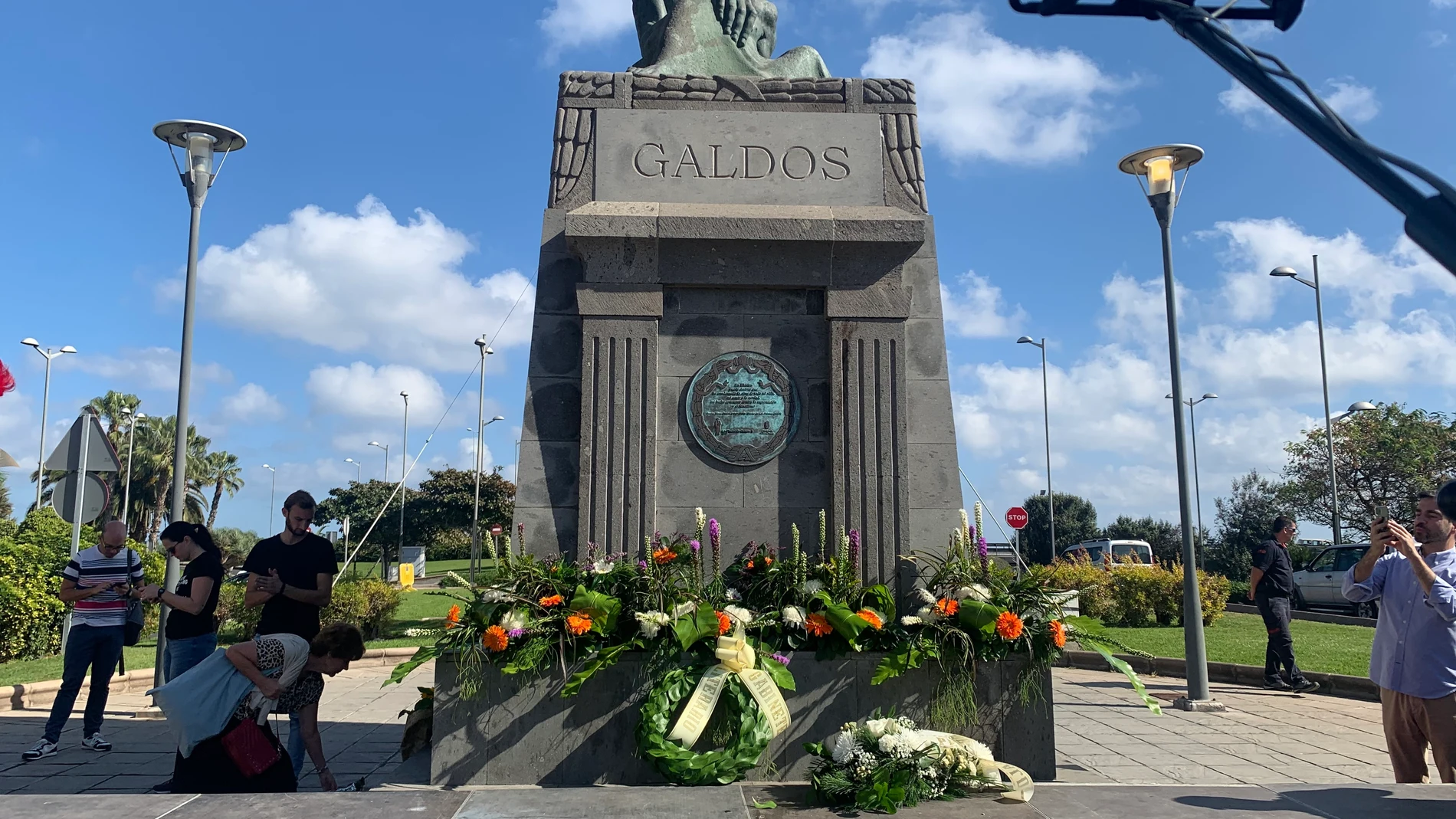 Pasacalles con lecturas y una ofrenda floral homenajean a Benito Pérez Galdós en Las Palmas de Gran Canaria