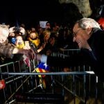 El presidente de la Generalitat de Catdaluña, Quim Torra,saluda a las personas que se concetraron hoy ante la sede del Parlament donde hoy se celebró un pleno extraordinario para acoger la comparecencia de Torra, convocado en respuesta a la resolución de la Junta Electoral Central (JEC) que ordena retirarle el acta de diputado en el Parlament y ejecutar su inhabilitación como president.EFE/Quique Garcia