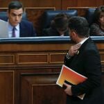 GRAF6811. MADRID, 04/01/2020.- El portavoz de ERC, Gabriel Rufián, pasa por delante del candidato a la Presidencia del Gobierno, Pedro Sánchez, en el Congreso de los Diputados en la primera jornada de la sesión de investidura de Pedro Sánchez como presidente del Gobierno. EFE/Emilio Naranjo