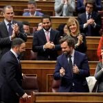 El líder de Vox, Santiago Abascal, recibe el aplauso de sus compañeros tras su intervención en el Congreso