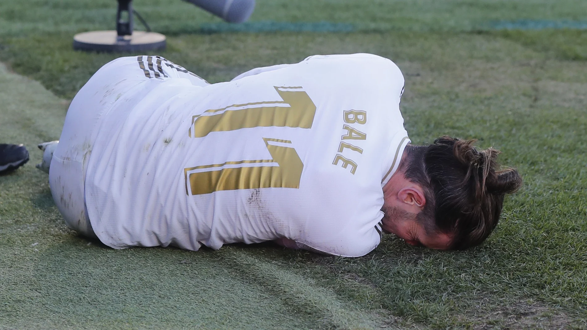 Bale se duele de un golpe en el partido ante el Getafe