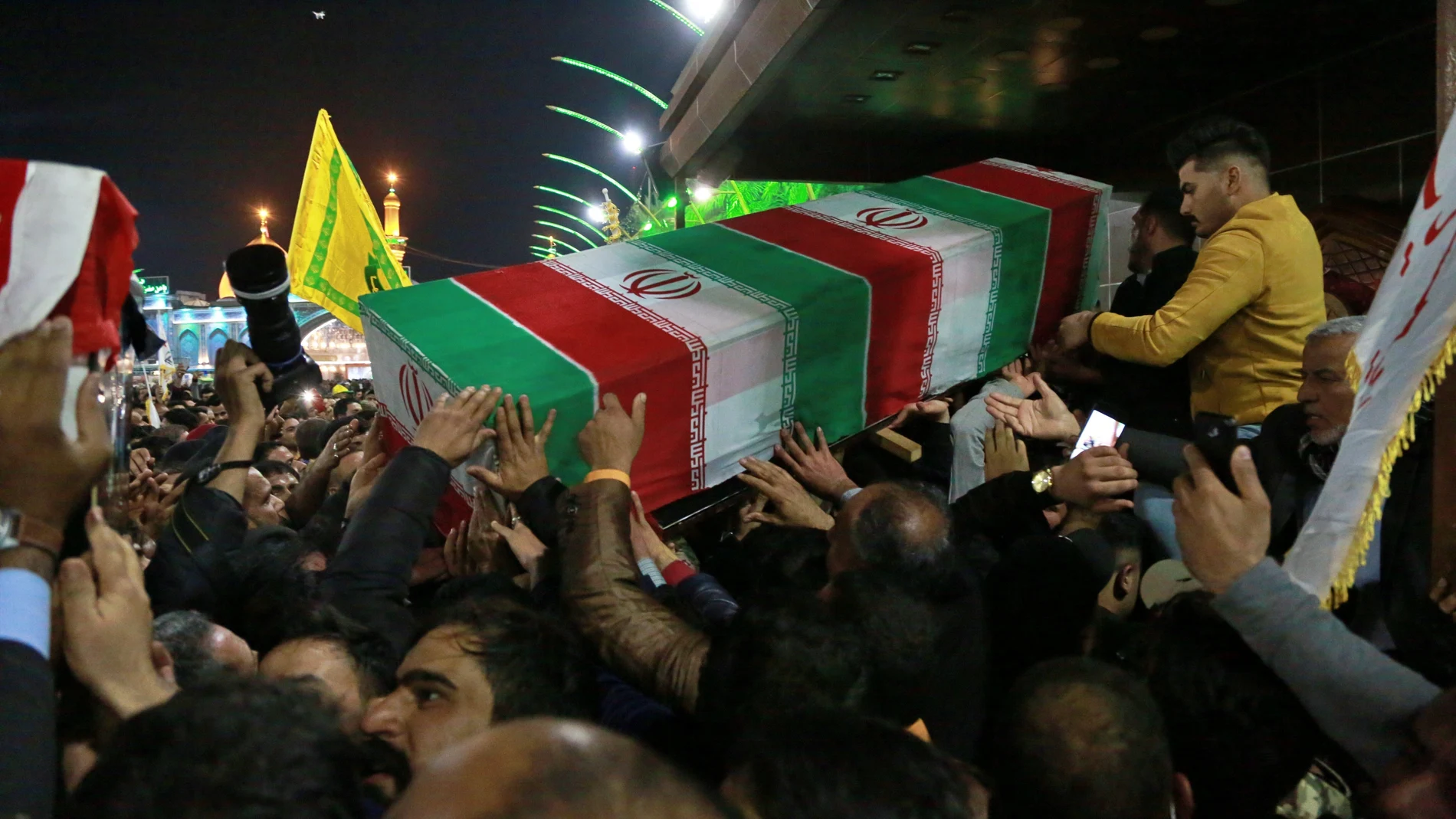 Seguidores del régimen iraní llevan el féretro con el cadáver de Soleimani durante su funeral. (AP Photo/Khalid Mohammed)