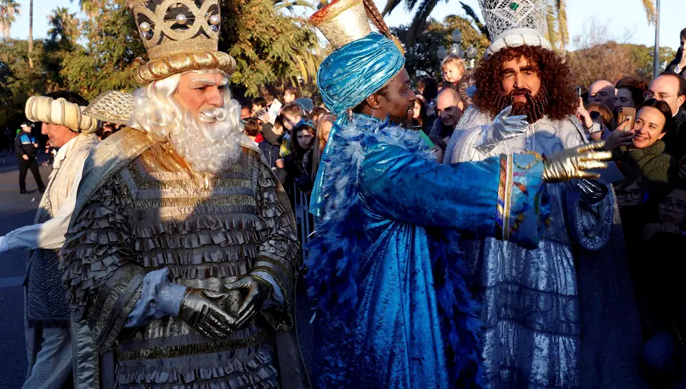 GRAF7886 BARCELONA, 05/01/2020.-Los tres Reyes Magos saludan a los niños que les esperaban esta tarde a su llegada a Barcelona. .EFE/Toni Albir
