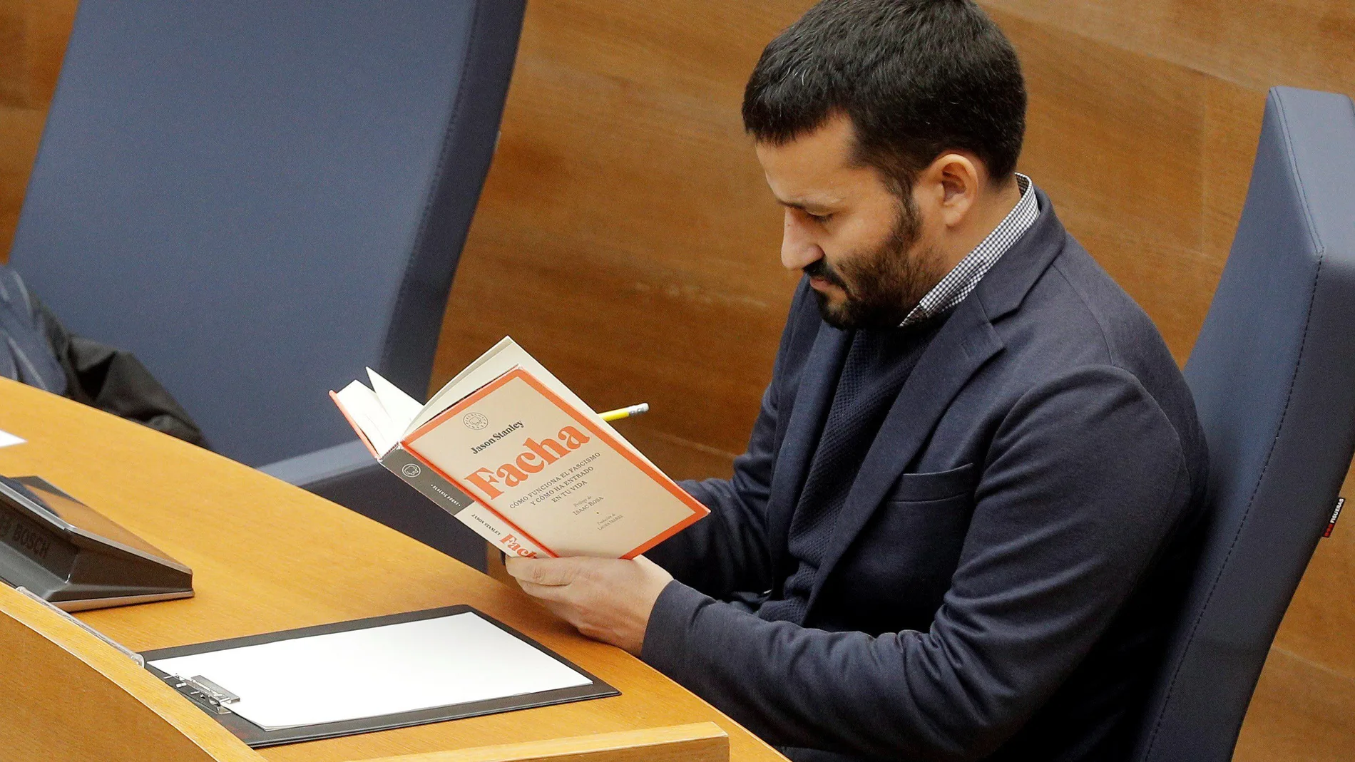 El conseller de Educación lee un libro durante la intervención del diputado de Vox, Jose María Llanos, en Les Corts el pasado 18 de noviembre