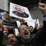 Un grupo de personas protesta contra EE UU en Estambul