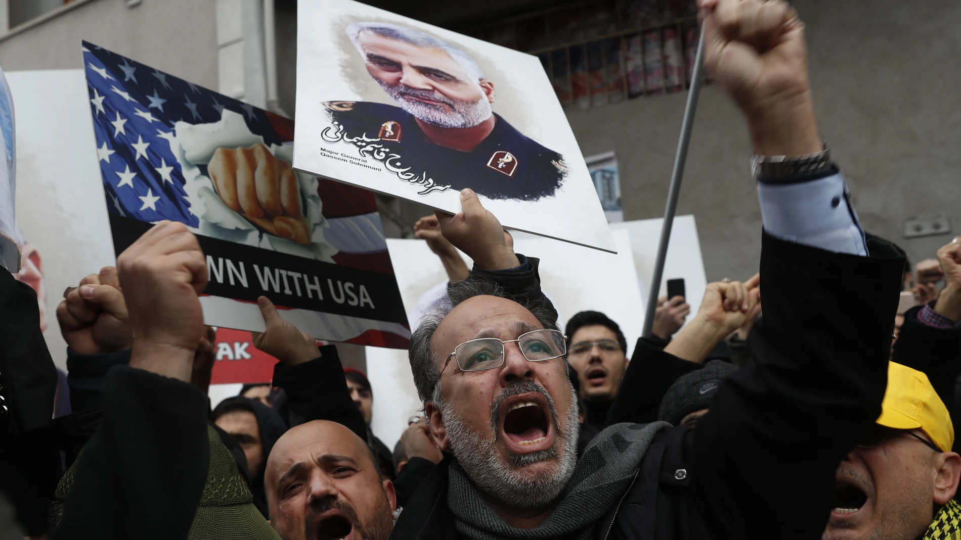 Un grupo de personas protesta contra EE UU en Estambul