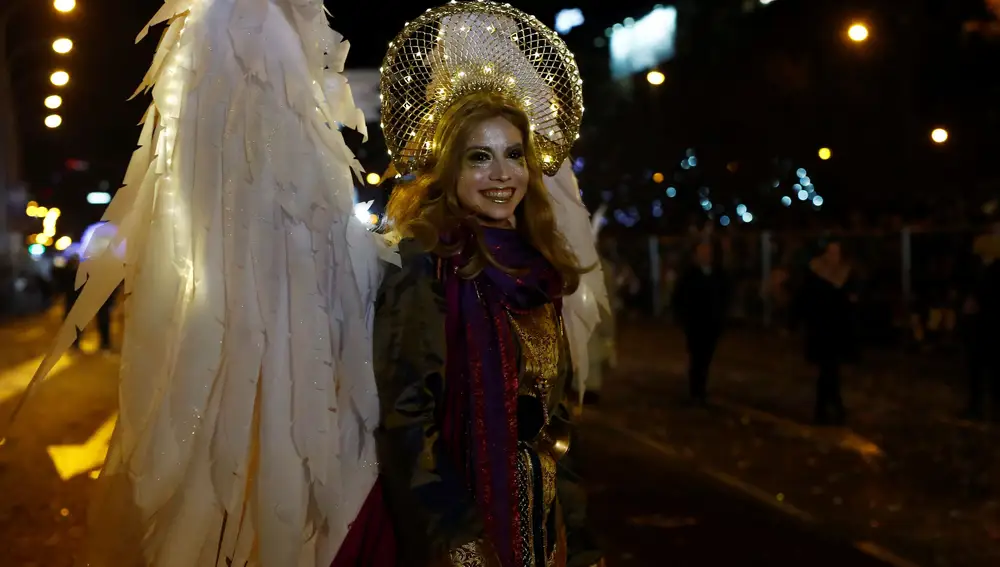Mujer vestida de ángel en la Cabalgata de Madrid.