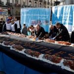 Vista del roscón de 1.500 kilos que Aldeas Infantiles como es tradicional reparte de forma gratuita en 10.000 raciones, esta mañana en la Puerta del Sol en Madrid.