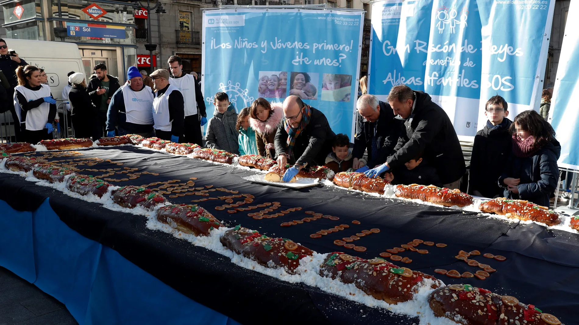 Aldeas Infantiles reparte de forma gratuita 10.000 raciones de un roscón de 1.500 kilos Puerta del Sol