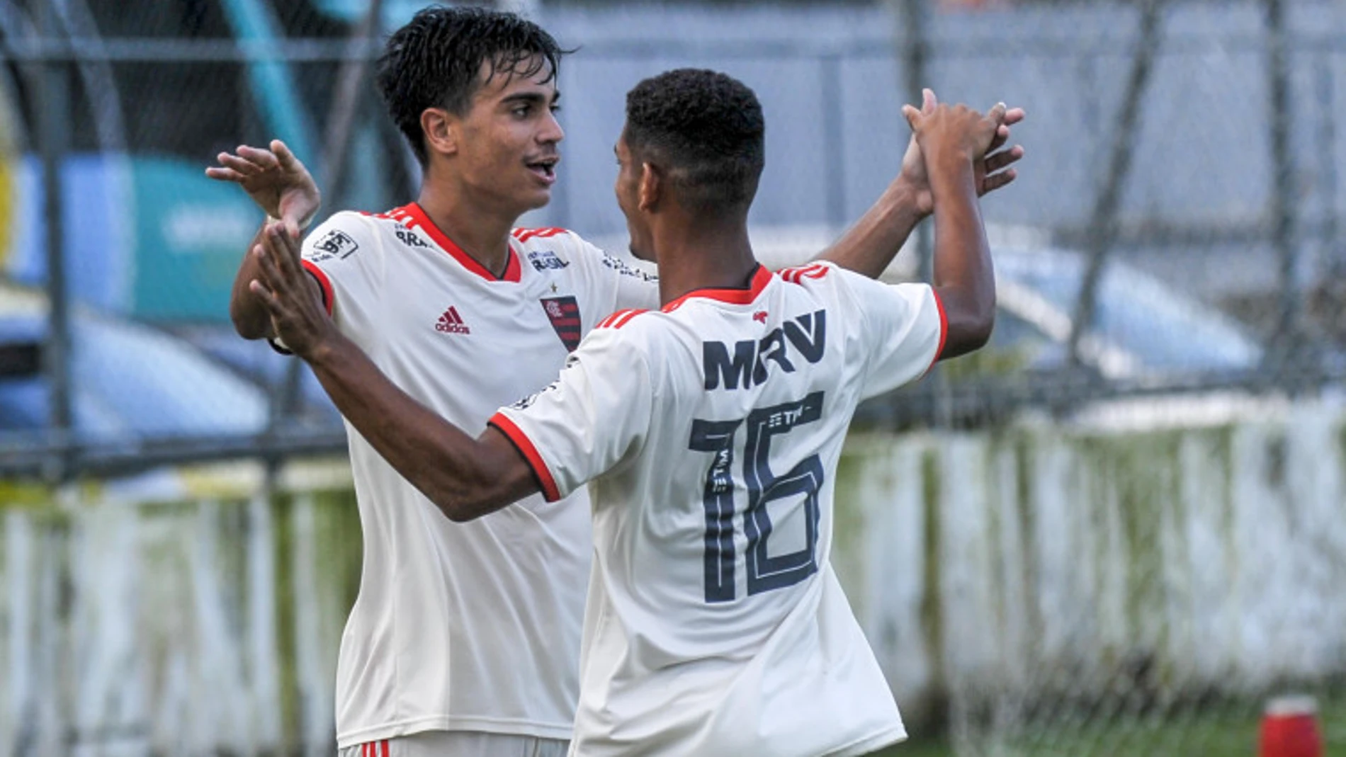 Reinier celebra un gol con el Flamengo