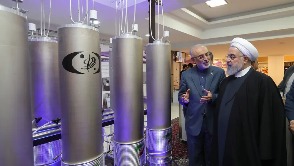 El presidente iraní Rohani supervisa una instalación nuclear en Tehrán