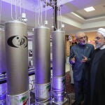 El presidente iraní Rohani supervisa una instalación nuclear en Tehrán
