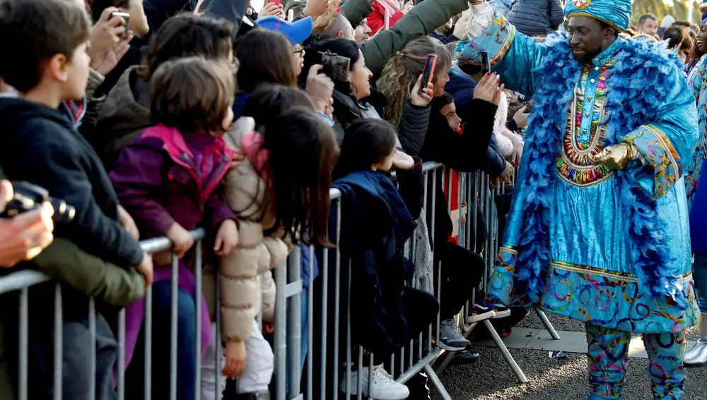 GRAF7890 BARCELONA, 05/01/2020.-El rey Baltasar recoge las cartas de los niños que esperan la llegada de los Reyes Magos esta tarde en Barcelona.EFE/Toni Albir
