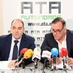 Ekl presidente nacional de ATA, Lorenzo Amor, junto al regional, Domiciano Curiel, en una rueda de prensa