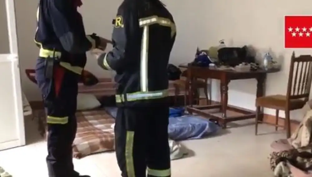 Los bomberos en el interior de la vivienda