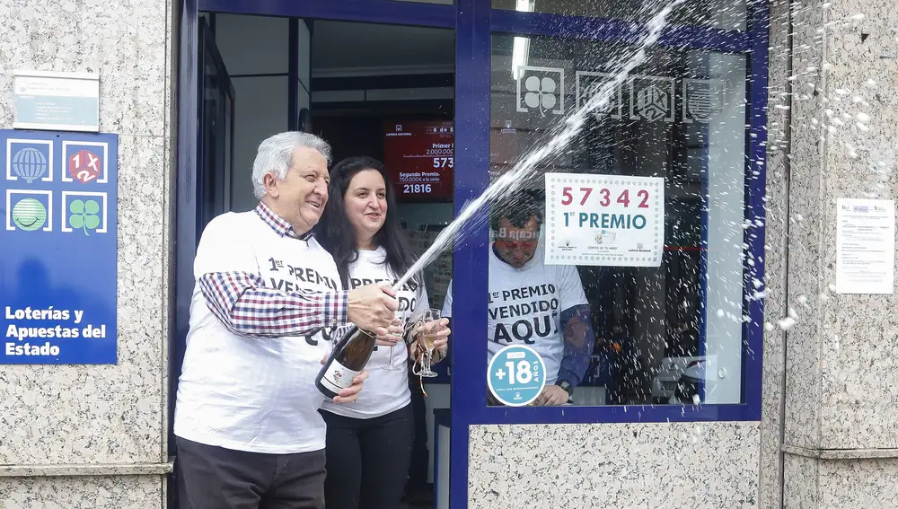 El lotero Tomás Fernández, celebra, junto a vecinos de Veguellina de Órbigo, el primer premio de la Lotería del Niño