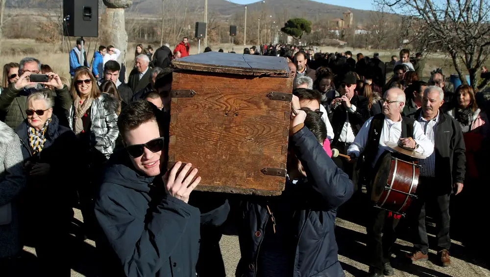 GRAF8263. ALMARZA (SORIA), 06/01/2020.- Las localidades de Almarza y San Andrés de Soria reviven el traslado del arca, una tradición original y con setecientos años de historia. EFE/Wifredo Garcia.