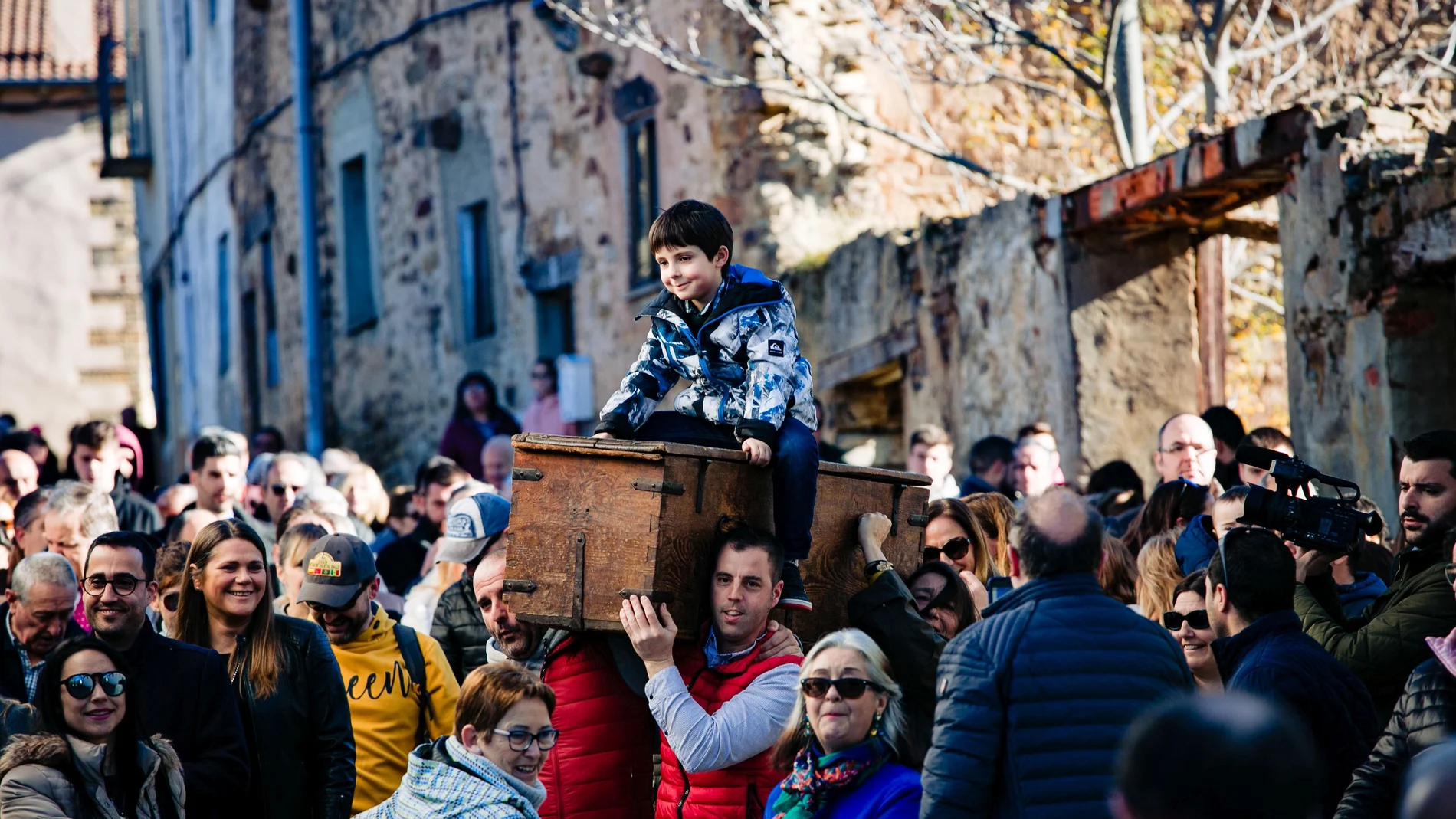 Festividad de Santos Nuevos en Almarza (Soria) en la que se traslada un arca que contiene documentos medievales hasta la vecina localidad de San Andrés para su custodia hasta el año que viene