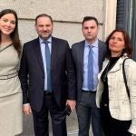 Los diputados nacionales Javier Alfonso Cendón, Andrea Fernández y María Luz Martínez Seijo se reunieron con el ministro de Fomento, José Luis Ábalos Meco, para trasladarle su preocupación por el futuro de la línea del AVE entre León y Madrid